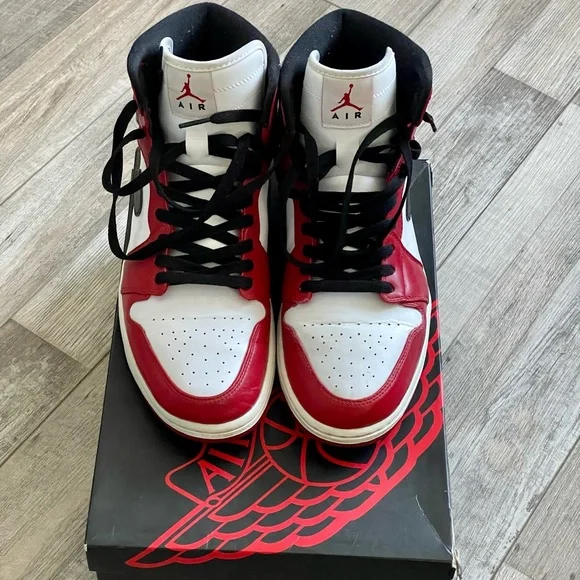 Jordan 1 Chicago - Picture 2 of 4